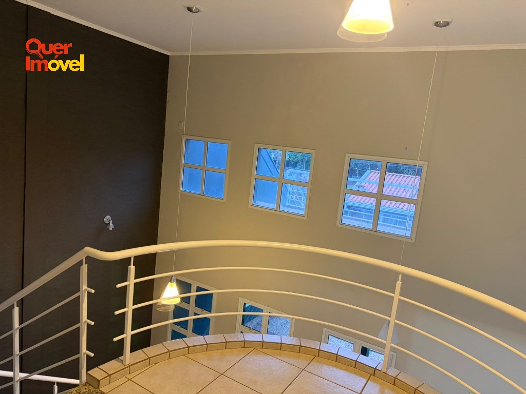 Imóvel Impecável no Centro de Cravinhos-SP: Casa com 3 quartos, 2 suítes, 1 sala, 4 banheiros, 2 vagas de garagem e 264m². Quer Imóvel Negócios Imobiliários.
