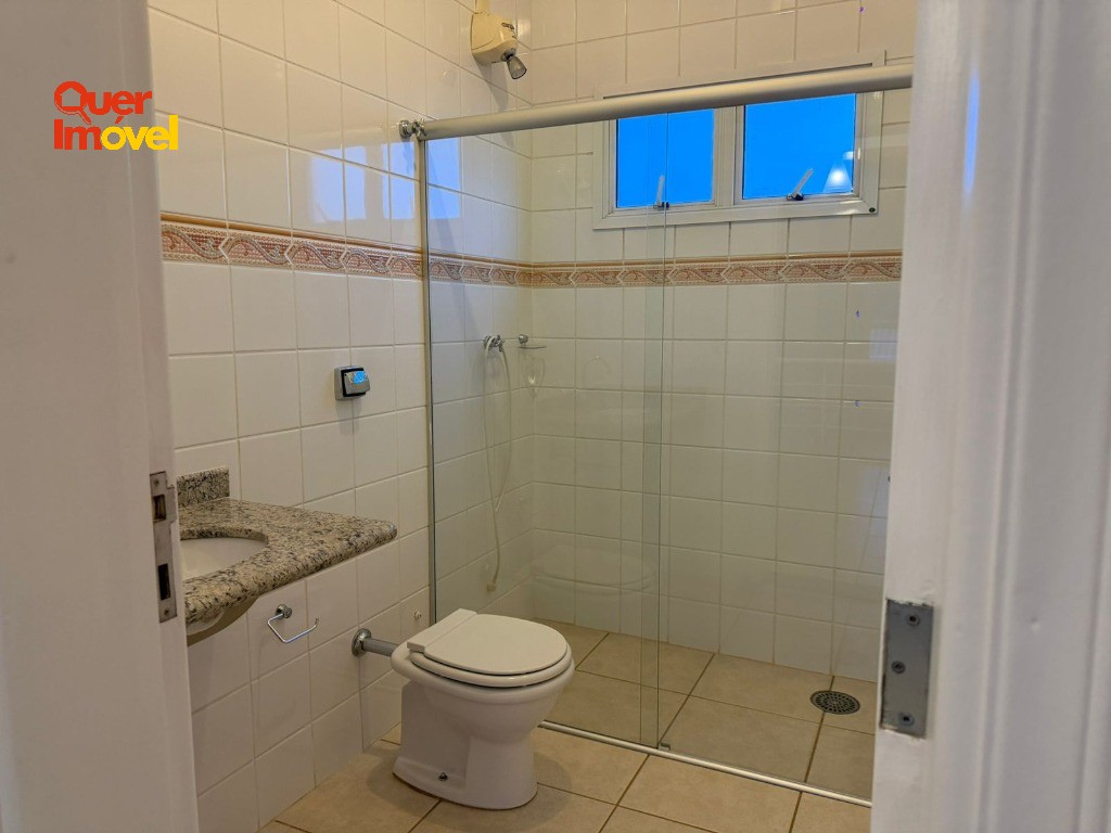 Imóvel Impecável no Centro de Cravinhos-SP: Casa com 3 quartos, 2 suítes, 1 sala, 4 banheiros, 2 vagas de garagem e 264m². Quer Imóvel Negócios Imobiliários.