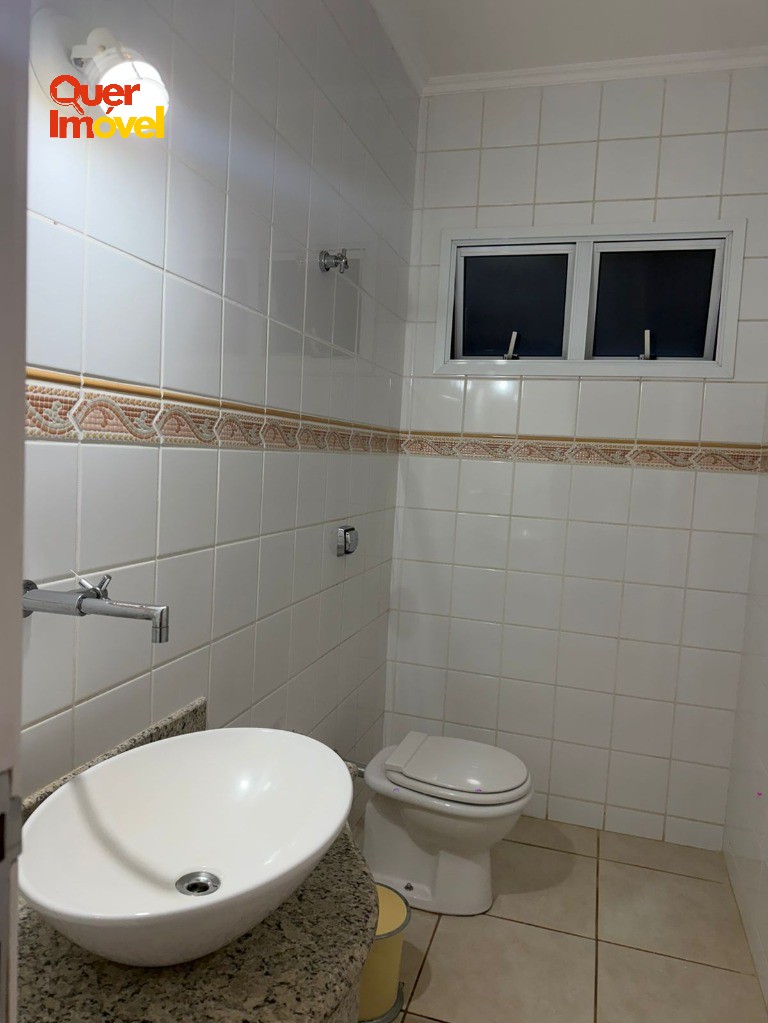 Imóvel Impecável no Centro de Cravinhos-SP: Casa com 3 quartos, 2 suítes, 1 sala, 4 banheiros, 2 vagas de garagem e 264m². Quer Imóvel Negócios Imobiliários.