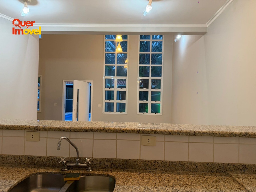 Imóvel Impecável no Centro de Cravinhos-SP: Casa com 3 quartos, 2 suítes, 1 sala, 4 banheiros, 2 vagas de garagem e 264m². Quer Imóvel Negócios Imobiliários.