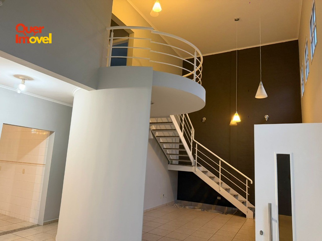 Imóvel Impecável no Centro de Cravinhos-SP: Casa com 3 quartos, 2 suítes, 1 sala, 4 banheiros, 2 vagas de garagem e 264m². Quer Imóvel Negócios Imobiliários.