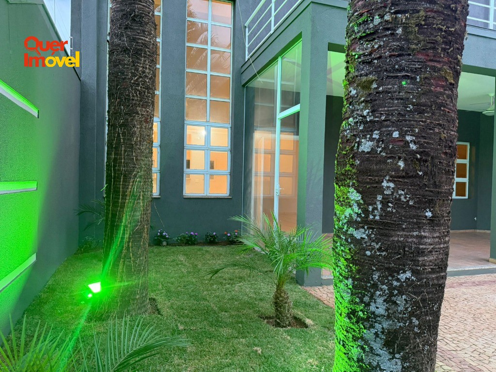 Imóvel Impecável no Centro de Cravinhos-SP: Casa com 3 quartos, 2 suítes, 1 sala, 4 banheiros, 2 vagas de garagem e 264m². Quer Imóvel Negócios Imobiliários.