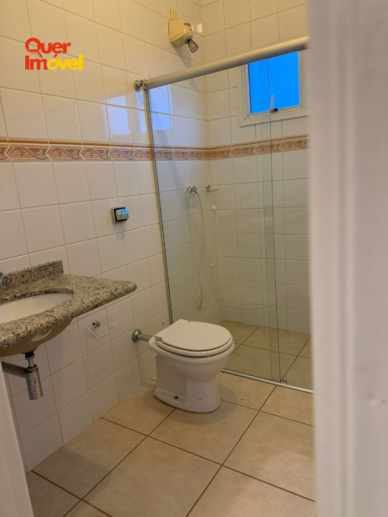 Imóvel Impecável no Centro de Cravinhos-SP: Casa com 3 quartos, 2 suítes, 1 sala, 4 banheiros, 2 vagas de garagem e 264m². Quer Imóvel Negócios Imobiliários.