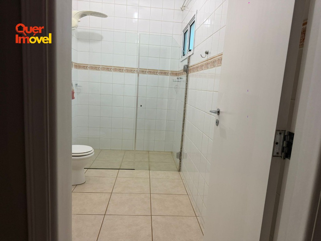 Imóvel Impecável no Centro de Cravinhos-SP: Casa com 3 quartos, 2 suítes, 1 sala, 4 banheiros, 2 vagas de garagem e 264m². Quer Imóvel Negócios Imobiliários.