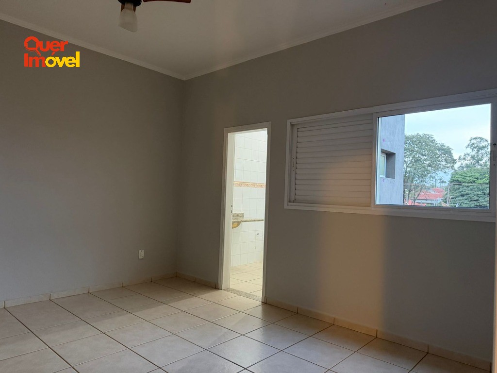 Imóvel Impecável no Centro de Cravinhos-SP: Casa com 3 quartos, 2 suítes, 1 sala, 4 banheiros, 2 vagas de garagem e 264m². Quer Imóvel Negócios Imobiliários.