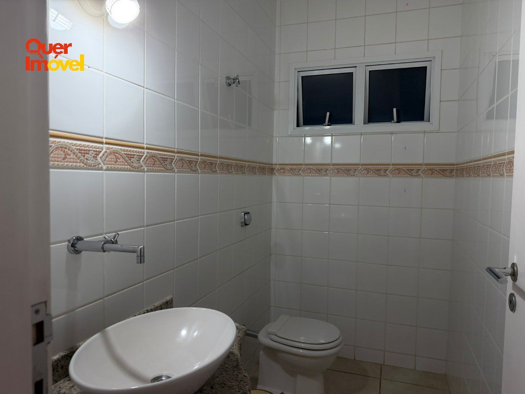 Imóvel Impecável no Centro de Cravinhos-SP: Casa com 3 quartos, 2 suítes, 1 sala, 4 banheiros, 2 vagas de garagem e 264m². Quer Imóvel Negócios Imobiliários.