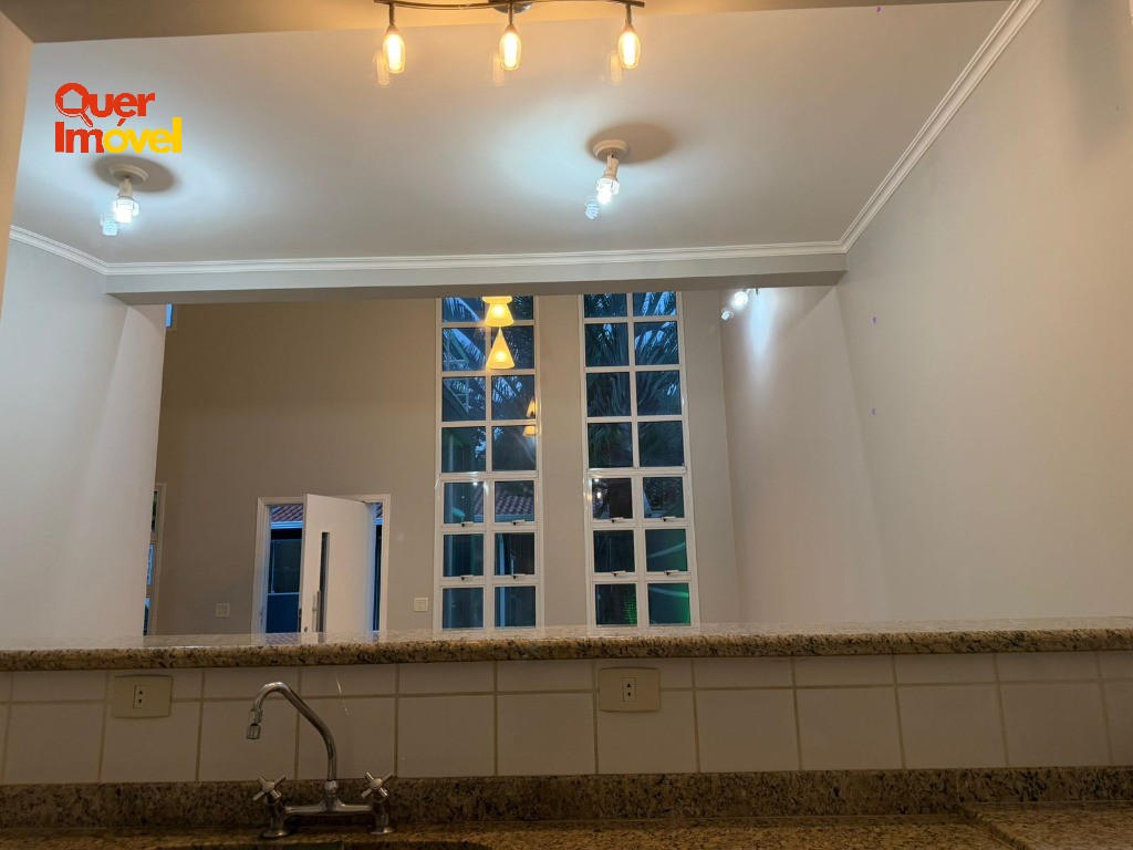 Imóvel Impecável no Centro de Cravinhos-SP: Casa com 3 quartos, 2 suítes, 1 sala, 4 banheiros, 2 vagas de garagem e 264m². Quer Imóvel Negócios Imobiliários.