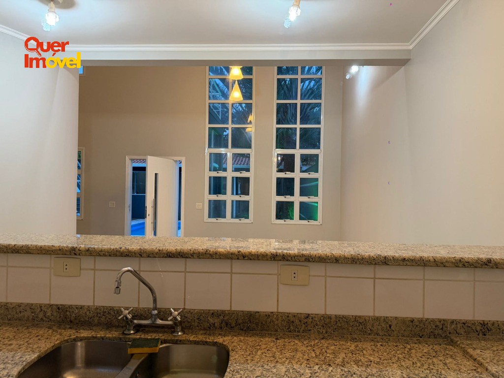 Imóvel Impecável no Centro de Cravinhos-SP: Casa com 3 quartos, 2 suítes, 1 sala, 4 banheiros, 2 vagas de garagem e 264m². Quer Imóvel Negócios Imobiliários.