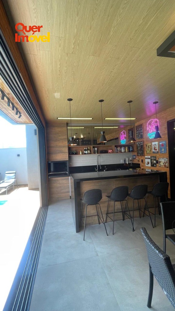 Casa de luxo em condomínio: 3 quartos, 3 suítes, 2 salas, 5 