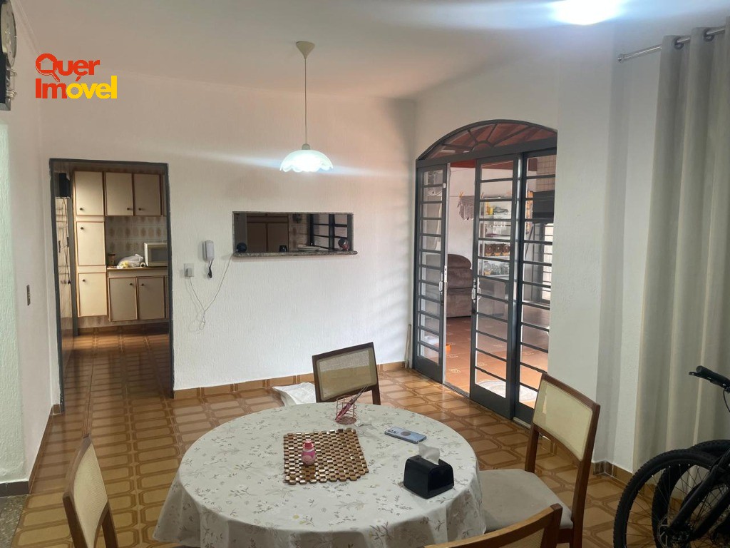 Imperdível oportunidade: Casa à venda em Ribeirão Preto-SP, Vila Albertina. 3 quartos, 1 suíte, 1 sala, 3 banheiros, 2 vagas. 192m². Entre em contato com a Imobiliária Quer Imóvel!