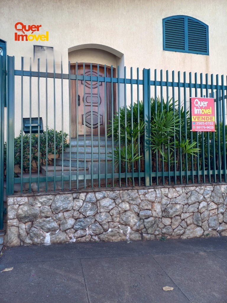 Casa à venda em Ribeirão Preto-SP, Jardim Palma Travassos! 3 quartos, 1 suíte, 2 salas, 4 banheiros, 4 vagas, 223m². Aproveite com a Quer Imóvel Negócios Imobiliários!