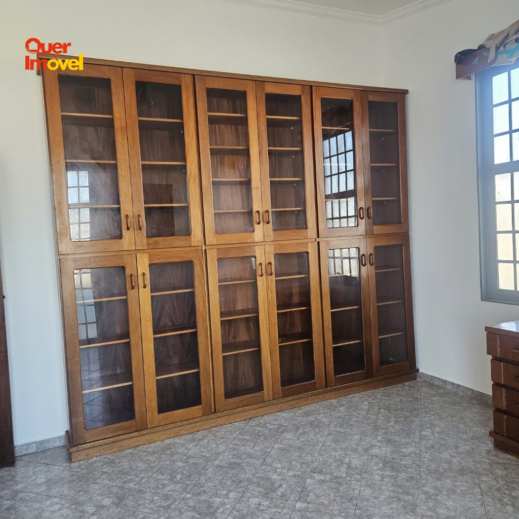 Imperdível casa à venda em Ribeirão Preto-SP, bairro Ribeirânia: 4 quartos, 1 suíte, 2 salas, 4 banheiros, 4 vagas, 332m². Contate a Imobiliária Quer Imóvel!