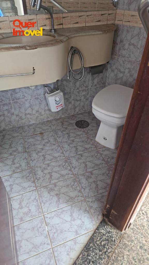 Imperdível casa à venda em Ribeirão Preto-SP, bairro Ribeirânia: 4 quartos, 1 suíte, 2 salas, 4 banheiros, 4 vagas, 332m². Contate a Imobiliária Quer Imóvel!