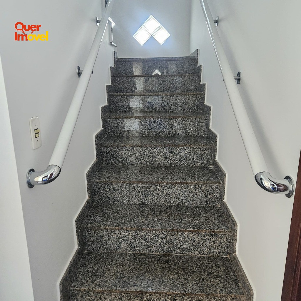 Imperdível casa à venda em Ribeirão Preto-SP, bairro Ribeirânia: 4 quartos, 1 suíte, 2 salas, 4 banheiros, 4 vagas, 332m². Contate a Imobiliária Quer Imóvel!