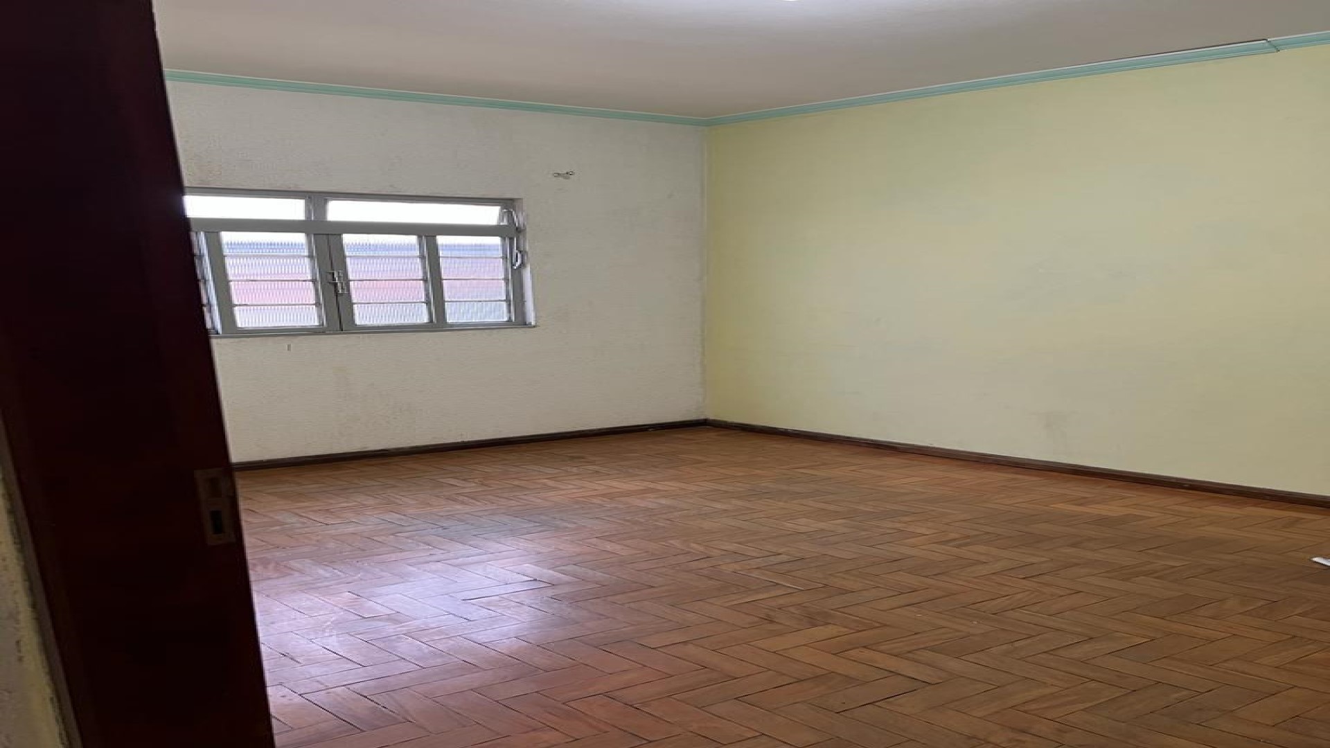 Vende-se sobrado com 02 pontos comerciais no térreo no bairr