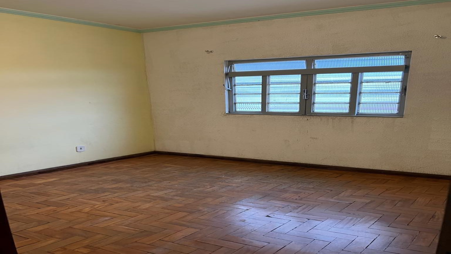 Vende-se sobrado com 02 pontos comerciais no térreo no bairr
