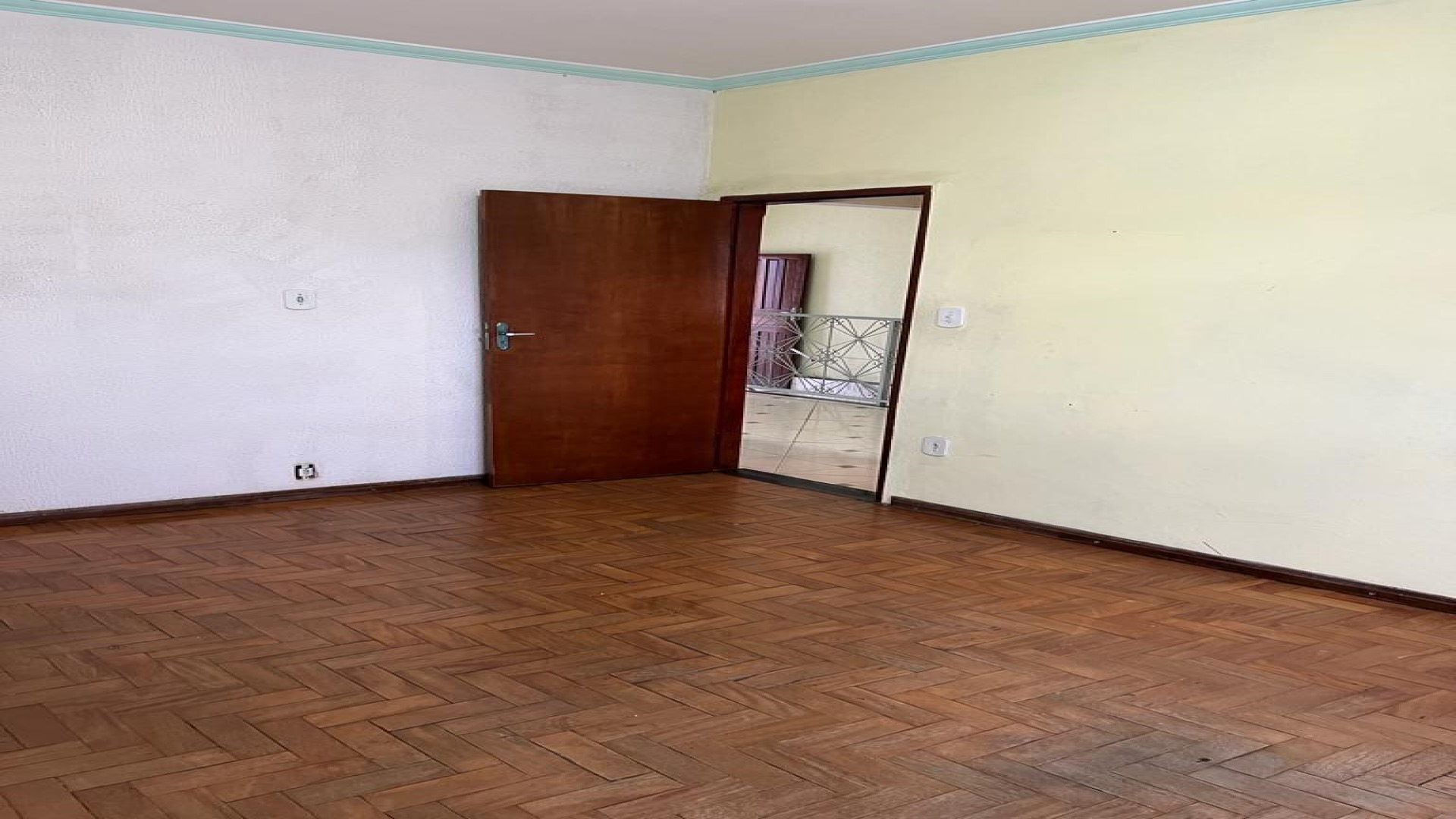Vende-se sobrado com 02 pontos comerciais no térreo no bairr