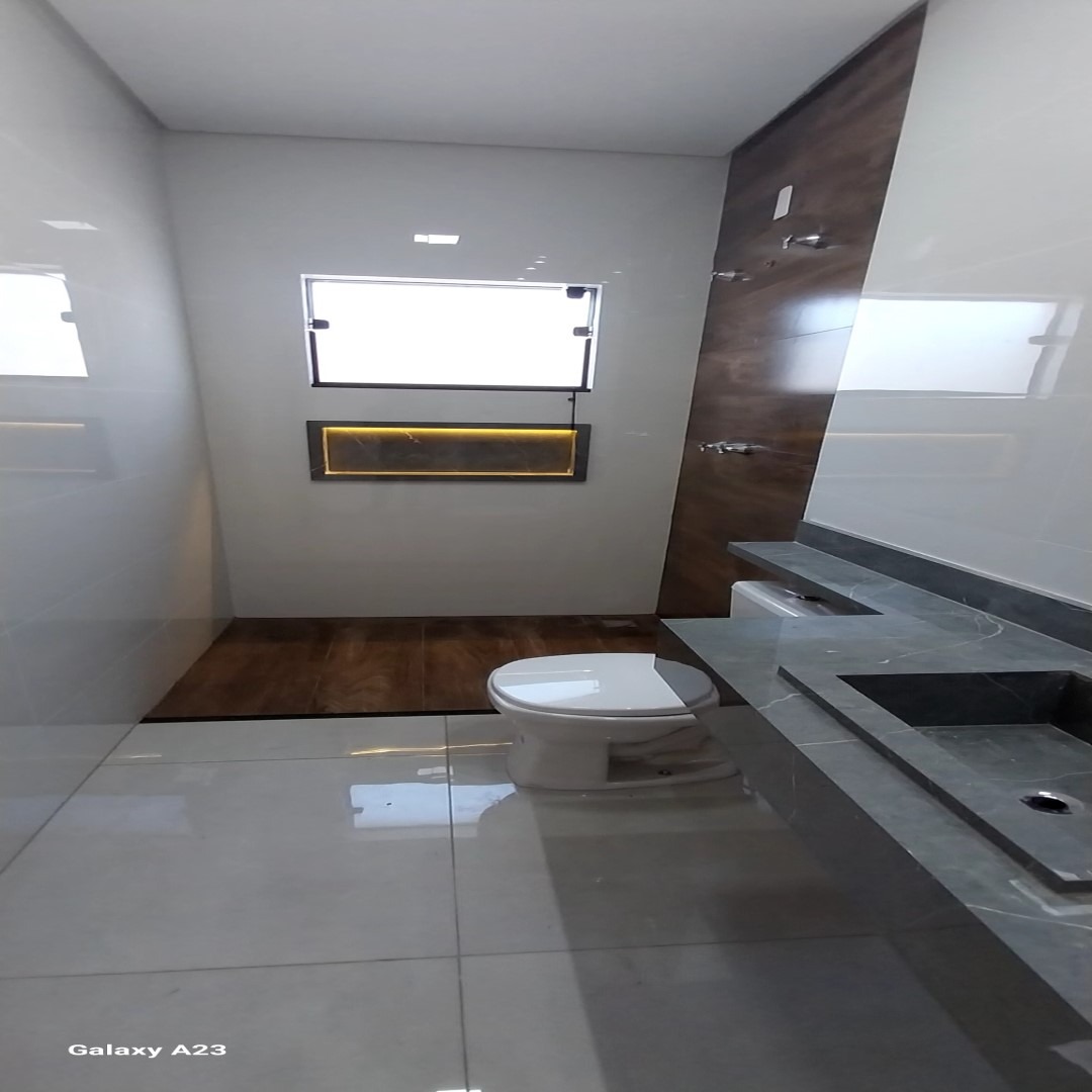 Casa recém construída no parque real, com 125,00 m² de área, 03 quartos, sendo 01 suíte master, 02 salas conjugadas com a cozinha, área gourmet.