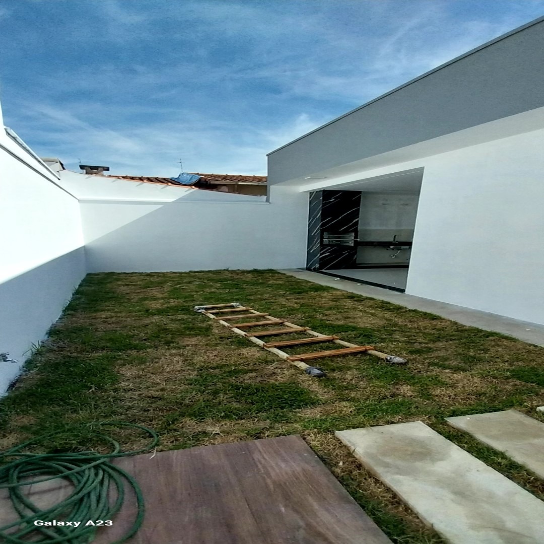 Casa recém construída no parque real, com 125,00 m² de área, 03 quartos, sendo 01 suíte master, 02 salas conjugadas com a cozinha, área gourmet.
