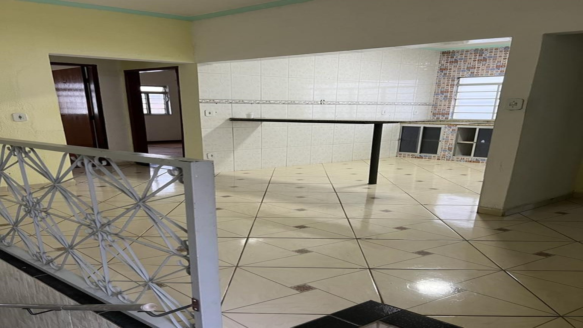 Vende-se sobrado com 02 pontos comerciais no térreo no bairr