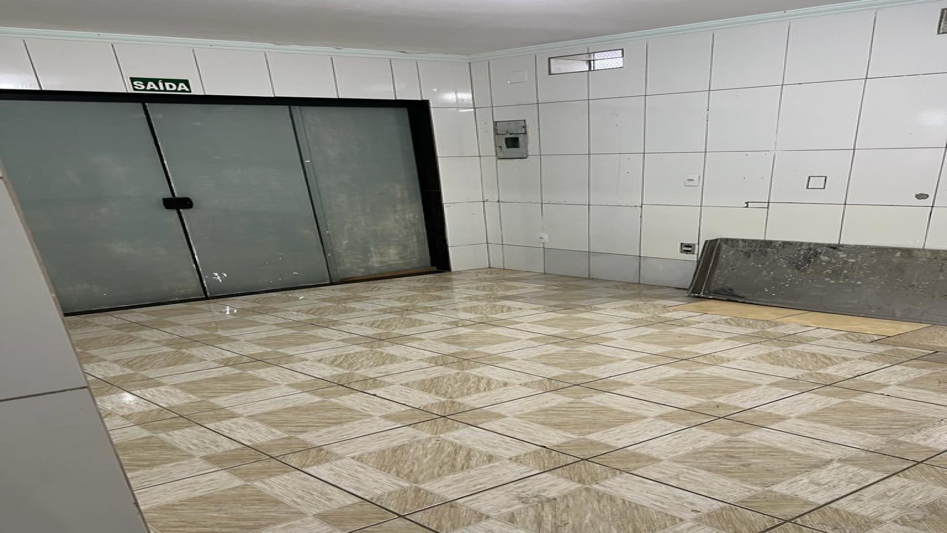 Vende-se sobrado com 02 pontos comerciais no térreo no bairr