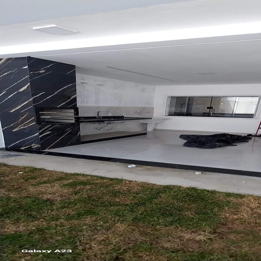 Casa recém construída no parque real, com 125,00 m² de área, 03 quartos, sendo 01 suíte master, 02 salas conjugadas com a cozinha, área gourmet.