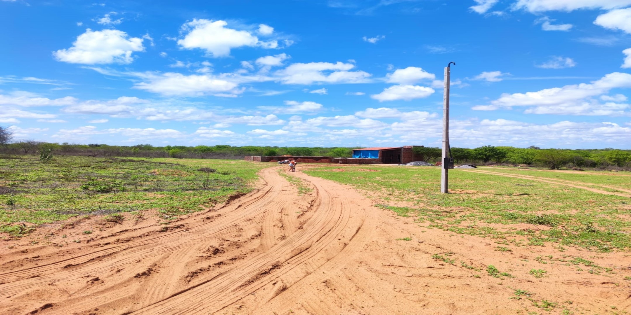 Vende-se parcelados em até 100 meses excelentes terrenos par