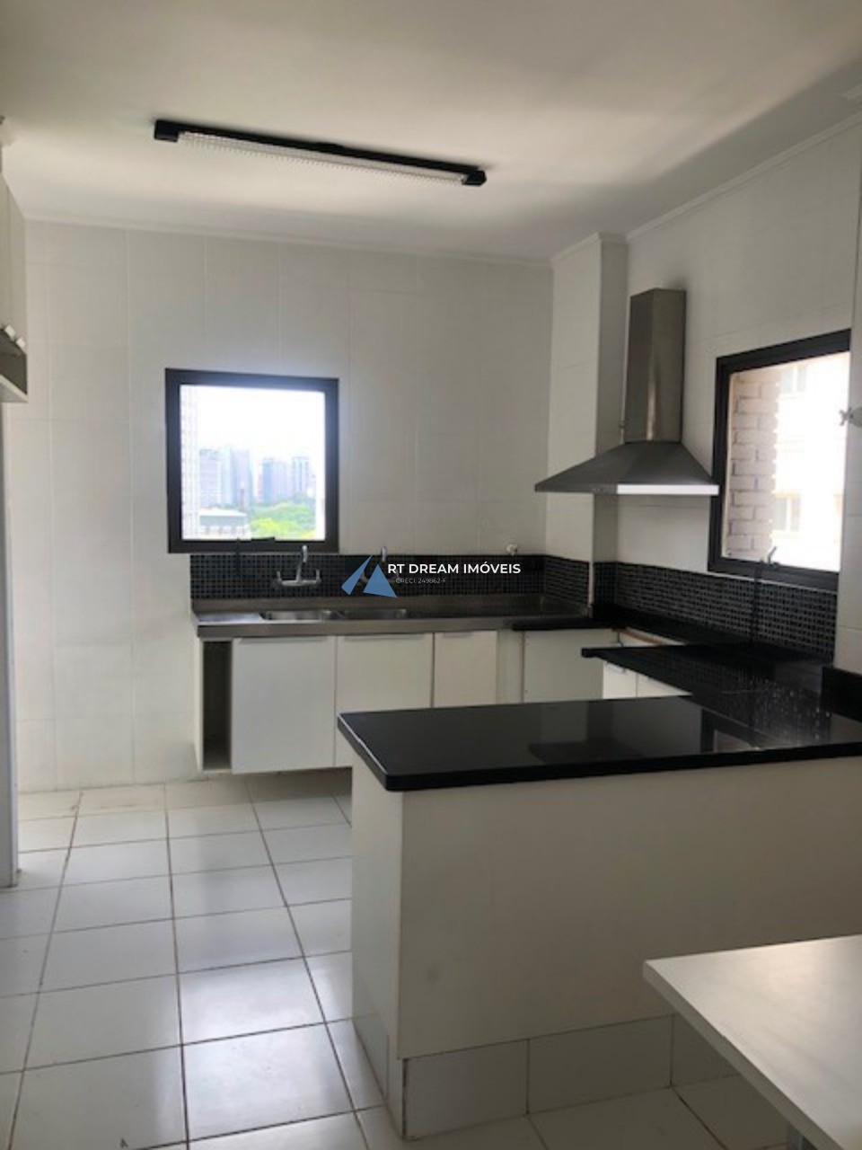 Apartamento para alugar com 4 quartos, 250m² - Foto 12