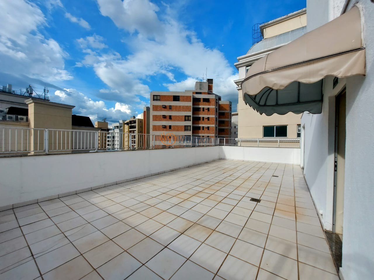 Imperdível! Apartamento à venda no Cambuí em Campinas-SP, 3 quartos, 1 suíte, 2 salas, 4 banheiros, 2 vagas, 144,16 m².