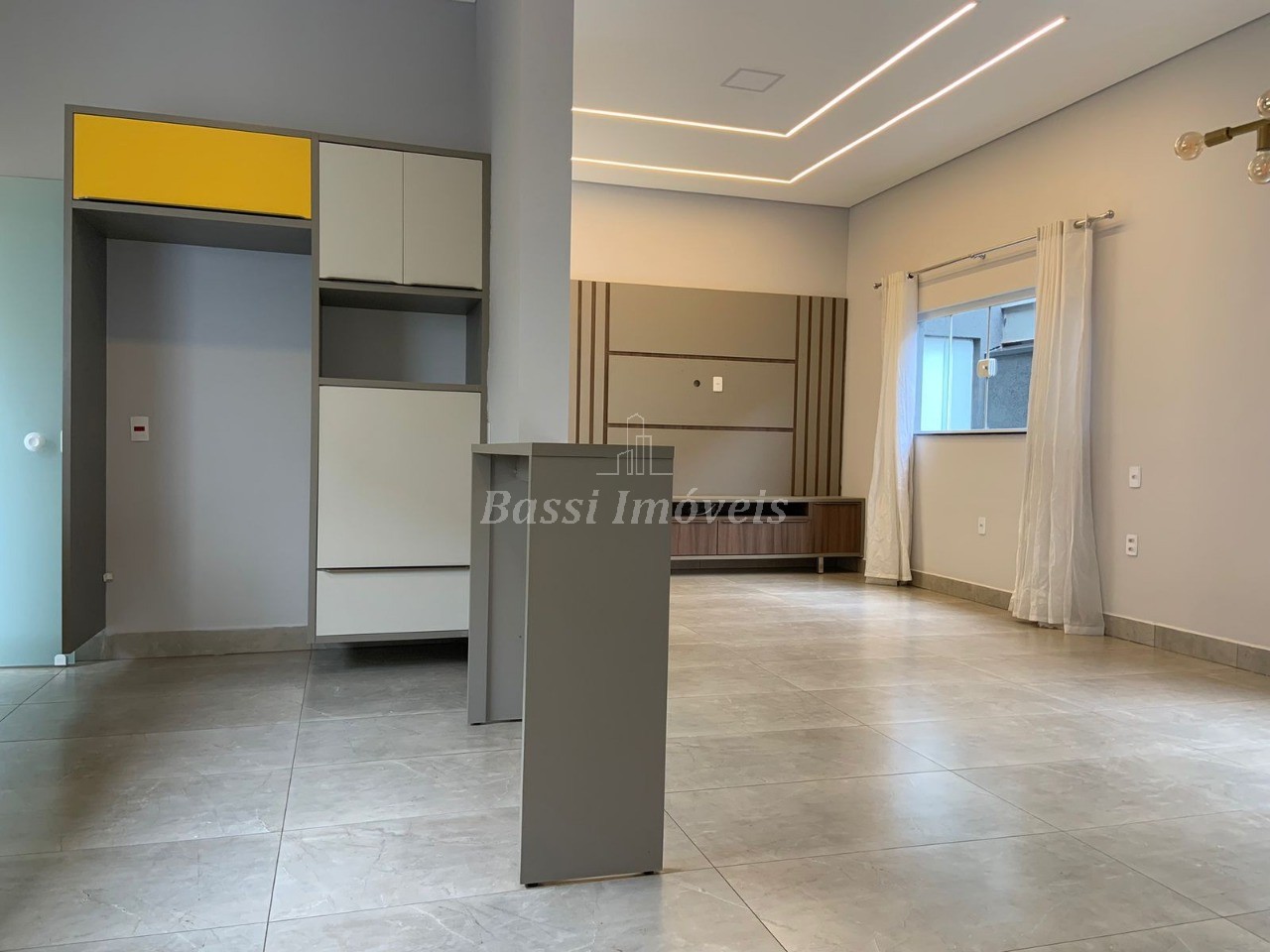 Casa em Condomínio à Venda em Mogi Mirim-SP - 3 Quartos, 1 Suíte, 3 Salas, 2 Banheiros, 4 Vagas - Jardim Alvorada - 210m²