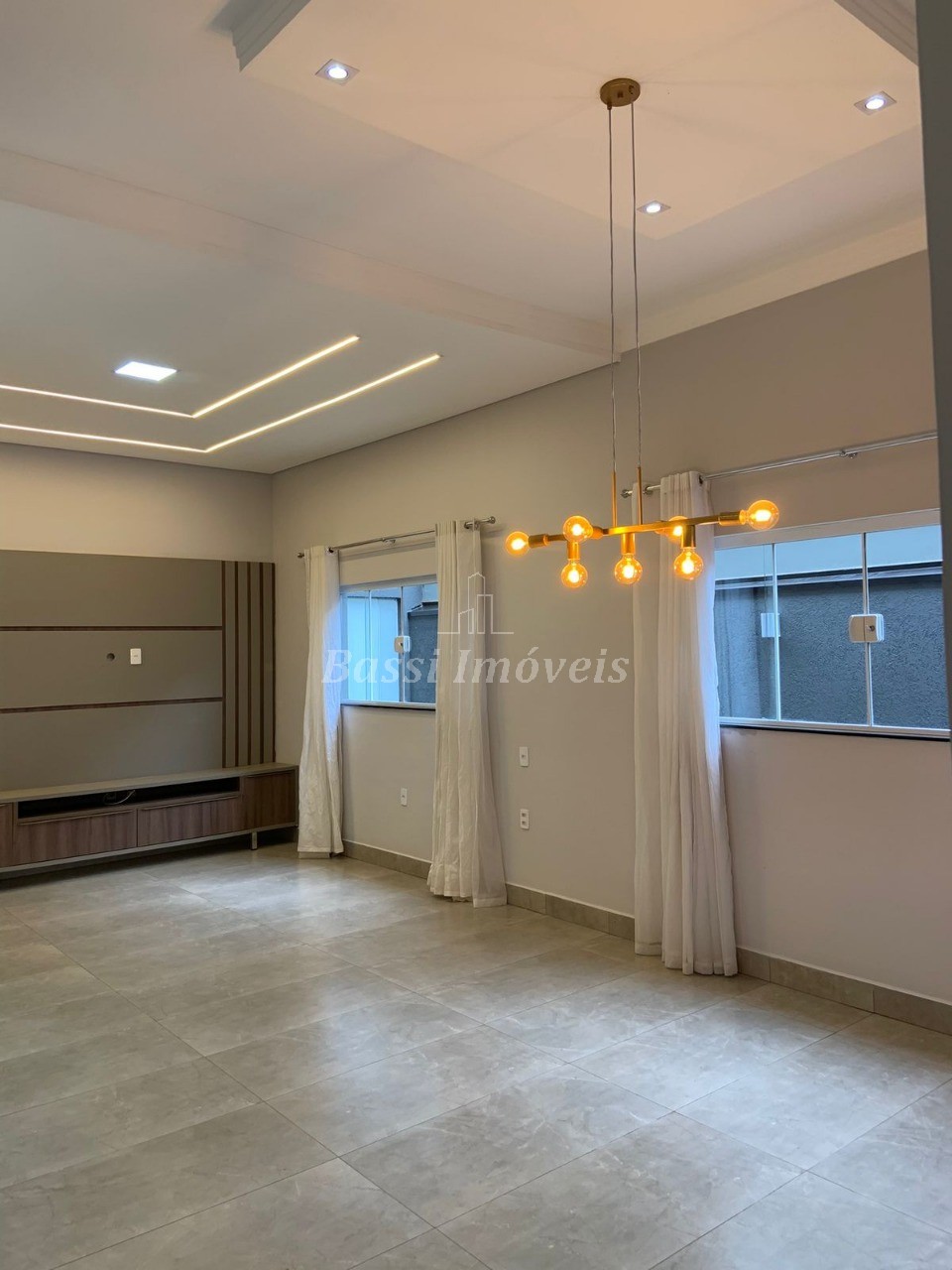 Casa em Condomínio à Venda em Mogi Mirim-SP - 3 Quartos, 1 Suíte, 3 Salas, 2 Banheiros, 4 Vagas - Jardim Alvorada - 210m²