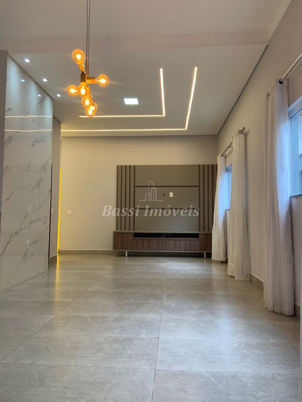 Casa em Condomínio à Venda em Mogi Mirim-SP - 3 Quartos, 1 Suíte, 3 Salas, 2 Banheiros, 4 Vagas - Jardim Alvorada - 210m²