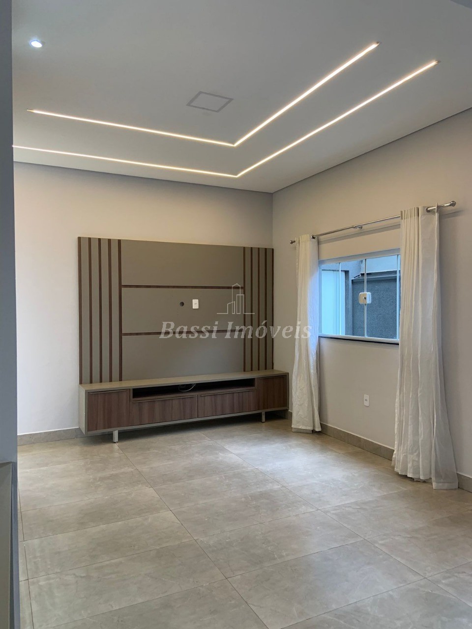 Casa em Condomínio à Venda em Mogi Mirim-SP - 3 Quartos, 1 Suíte, 3 Salas, 2 Banheiros, 4 Vagas - Jardim Alvorada - 210m²
