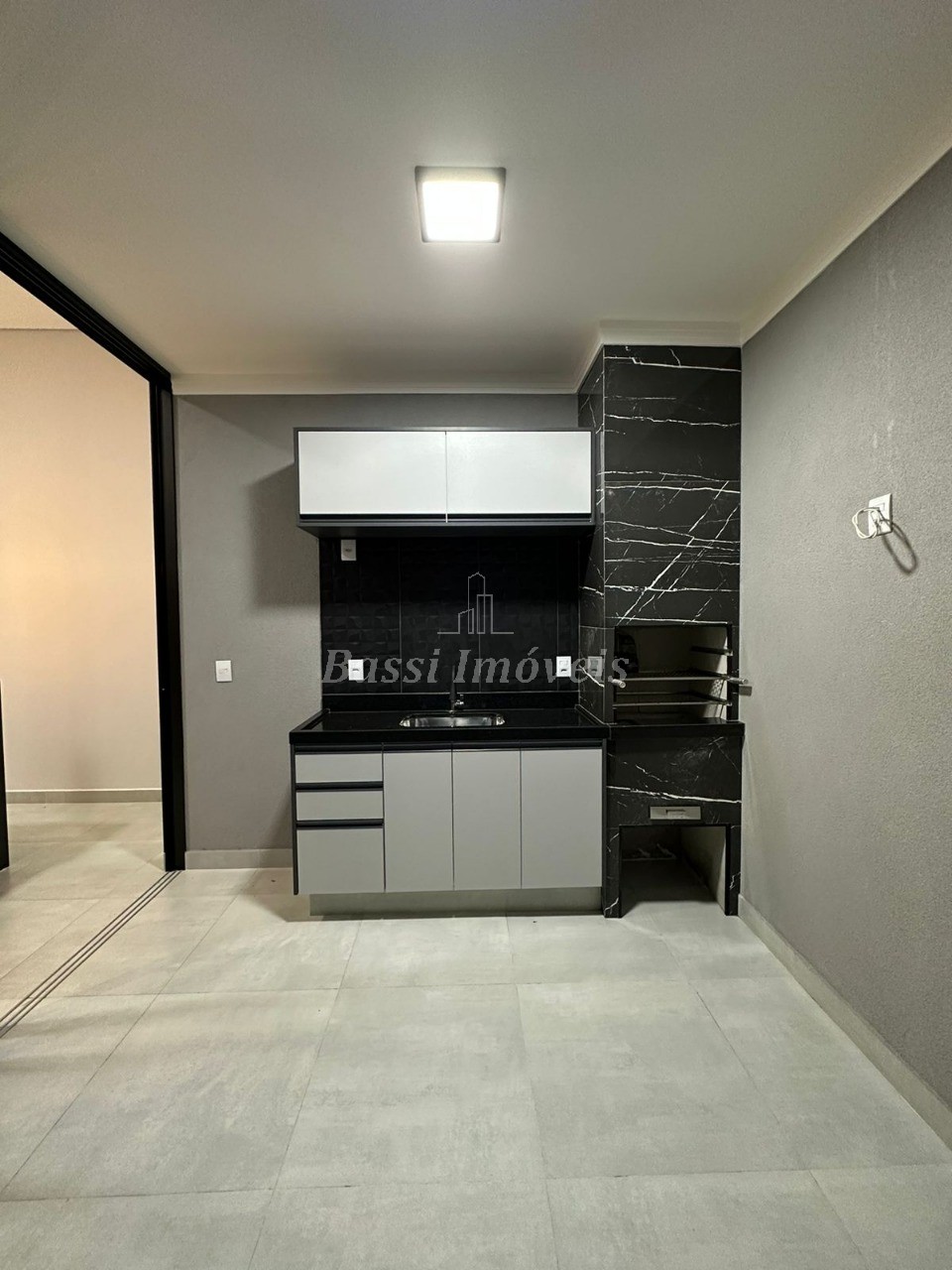 Casa à venda na Vila Paraíso em Mogi Guaçu-SP: 2 quartos, 1 suíte, 2 salas, 1 banheiro, 2 vagas, 87m². Confira!