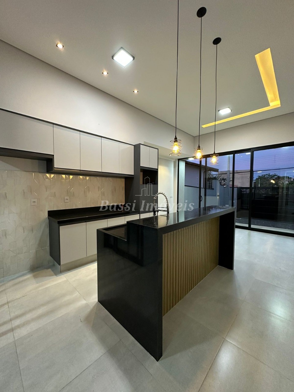 Casa à venda na Vila Paraíso em Mogi Guaçu-SP: 2 quartos, 1 suíte, 2 salas, 1 banheiro, 2 vagas, 87m². Confira!