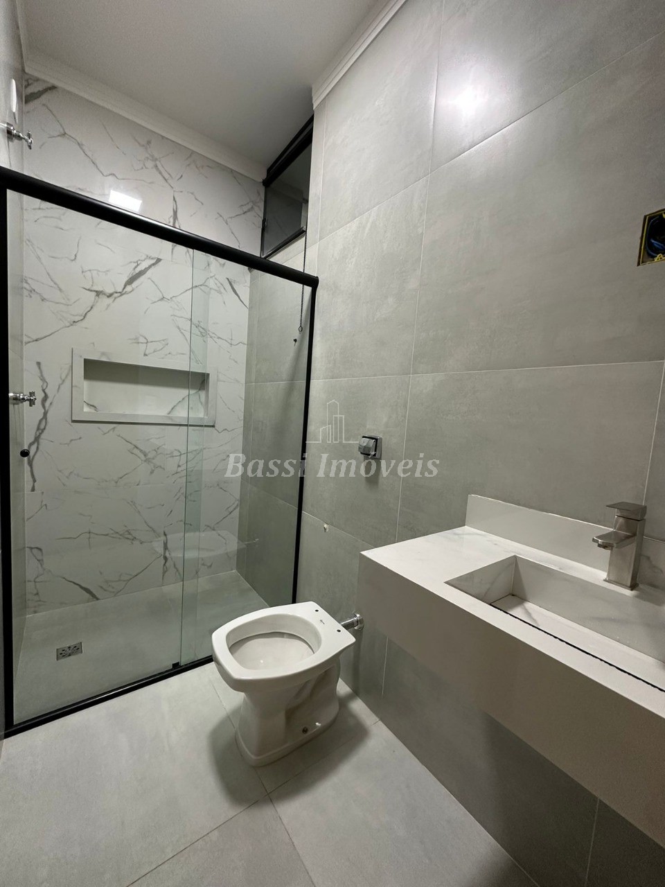 Casa à venda na Vila Paraíso em Mogi Guaçu-SP: 2 quartos, 1 suíte, 2 salas, 1 banheiro, 2 vagas, 87m². Confira!