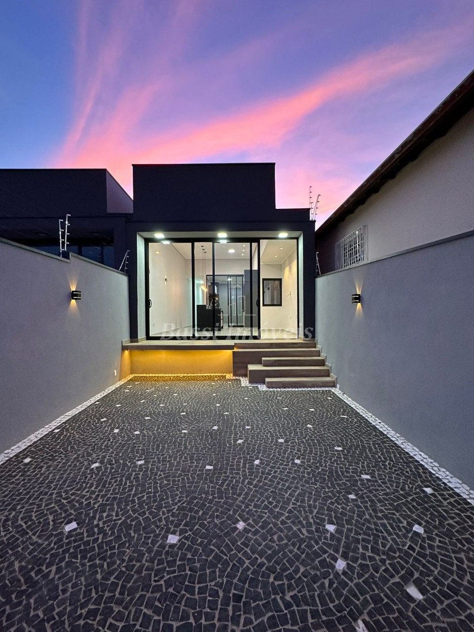 Casa à venda na Vila Paraíso em Mogi Guaçu-SP: 2 quartos, 1 suíte, 2 salas, 1 banheiro, 2 vagas, 87m². Confira!