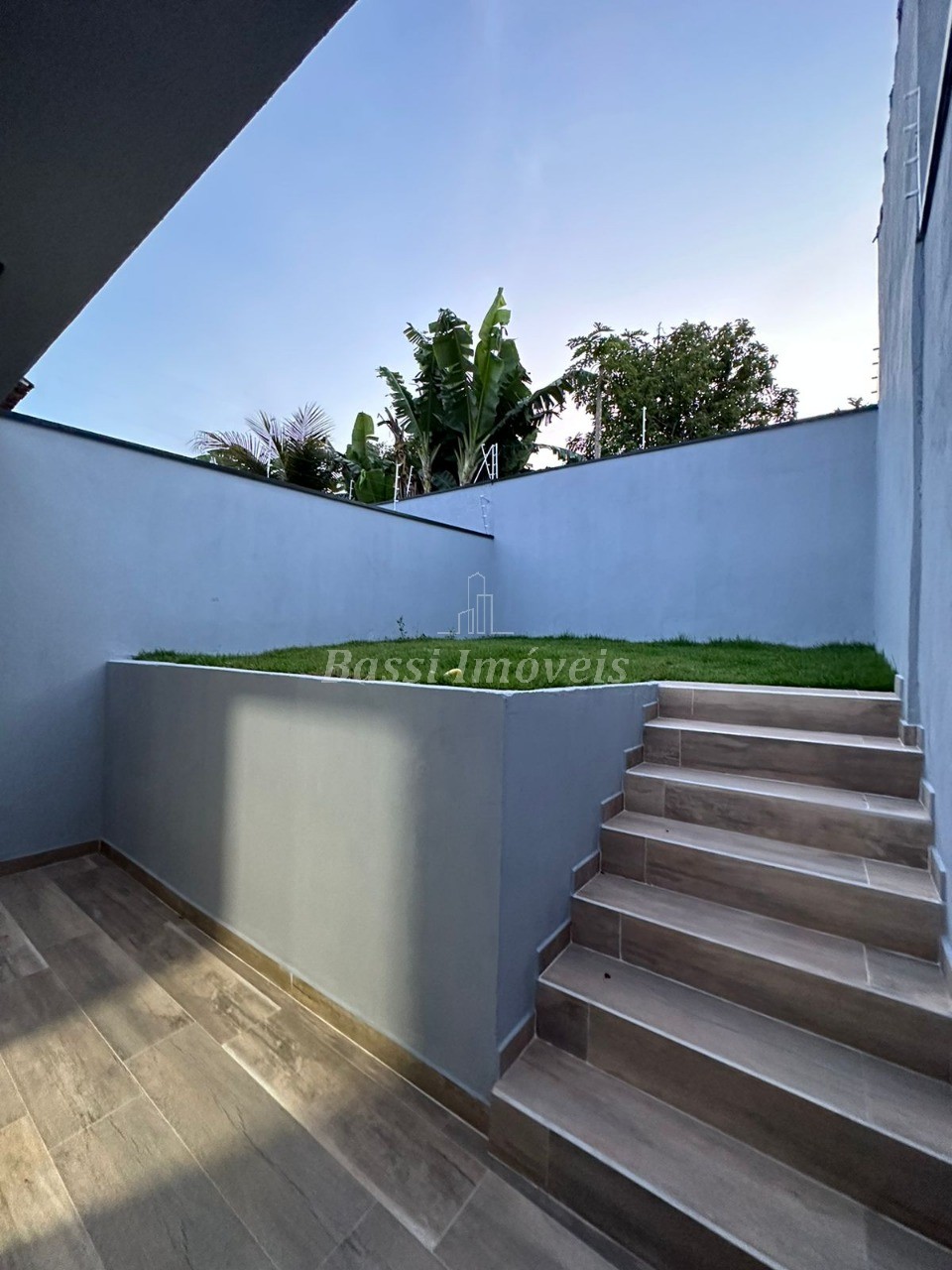 Casa à venda na Vila Paraíso em Mogi Guaçu-SP: 2 quartos, 1 suíte, 2 salas, 1 banheiro, 2 vagas, 87m². Confira!