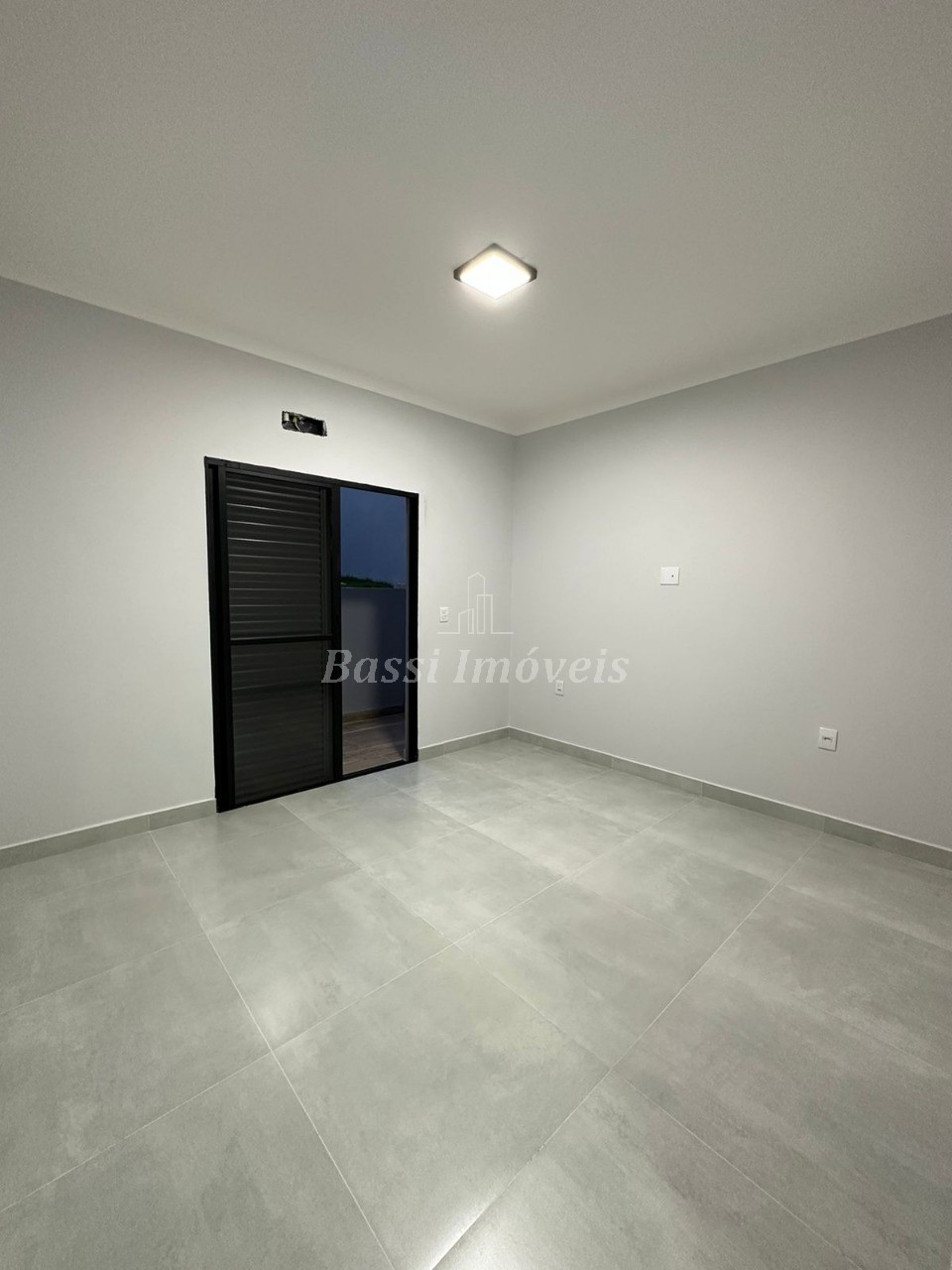 Casa à venda na Vila Paraíso em Mogi Guaçu-SP: 2 quartos, 1 suíte, 2 salas, 1 banheiro, 2 vagas, 87m². Confira!