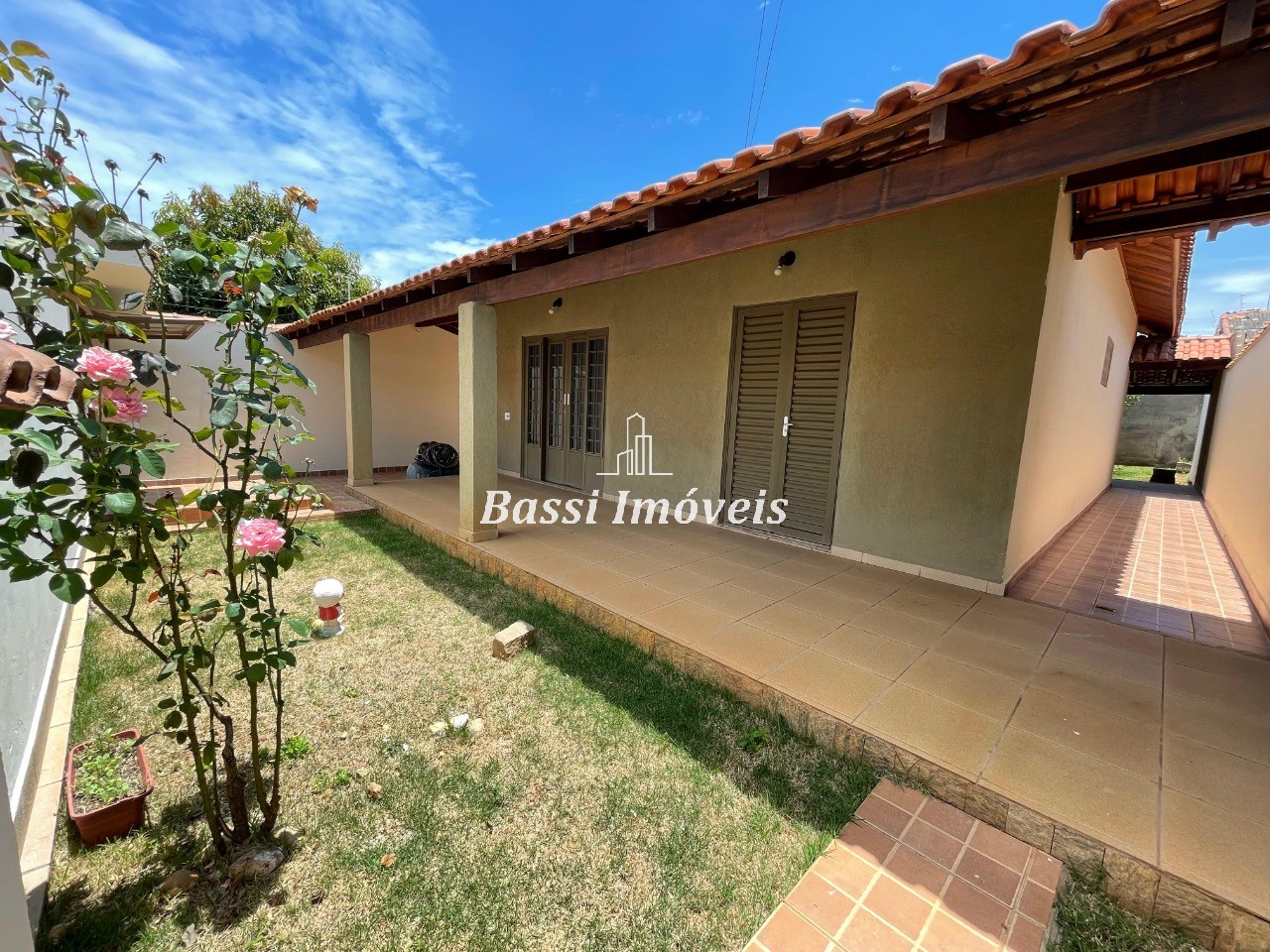 Imperdível! Casa à venda em Mogi Guaçu-SP, no Jardim Suécia, com 2 quartos, 1 suíte, 2 salas, 1 banheiro, 2 vagas e 110m² de área.