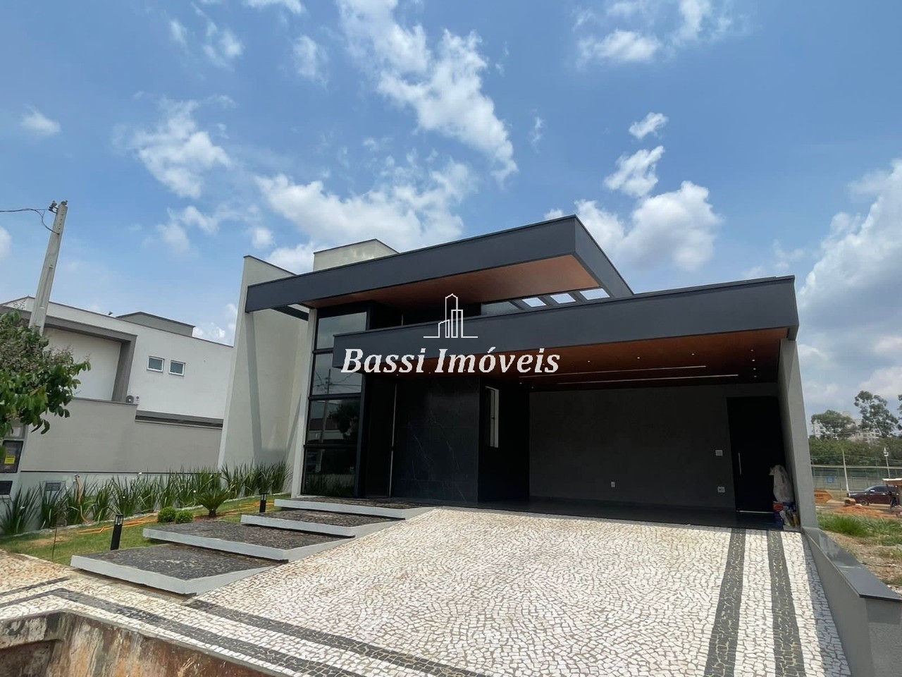 Residência luxuosa em condomínio Vale Verde em Mogi Guaçu-SP: 3 quartos, 3 suítes, 3 salas e 3 vagas de garagem!