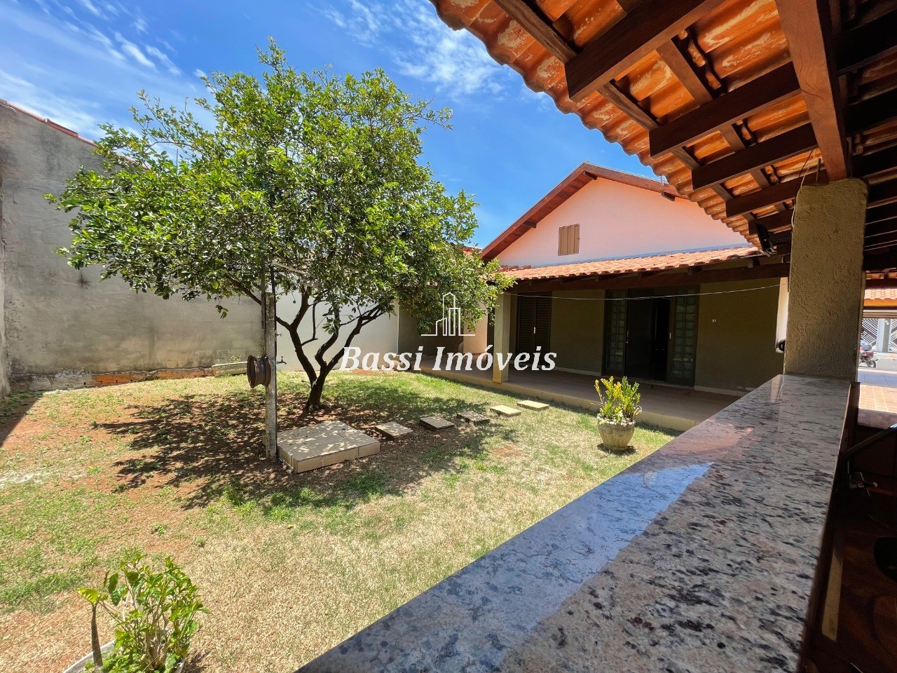 Imperdível! Casa à venda em Mogi Guaçu-SP, no Jardim Suécia, com 2 quartos, 1 suíte, 2 salas, 1 banheiro, 2 vagas e 110m² de área.