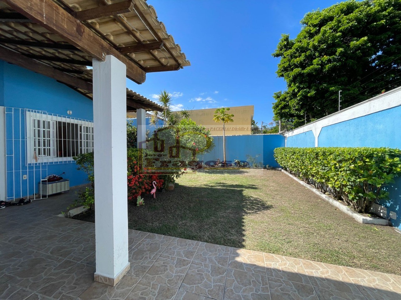 Residência de alto padrão à venda em Cabo Frio-RJ, bairro Palmeiras, 5 quartos, 2 suítes, 1 sala, 5 banheiros, 4 vagas de garagem.