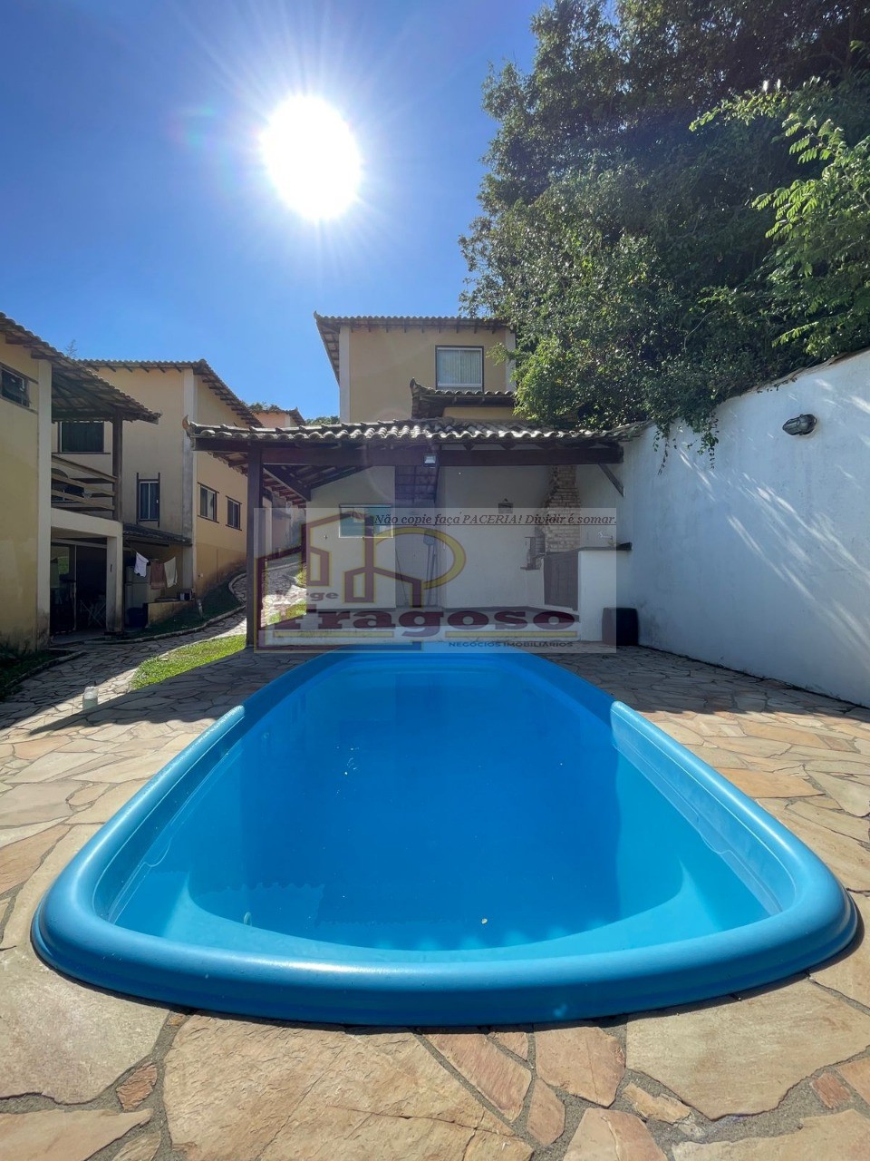 Imperdível casa à venda em Cabo Frio-RJ, bairro Peró: 2 quartos, 2 suítes, 1 sala, 3 banheiros, 1 vaga de garagem!
