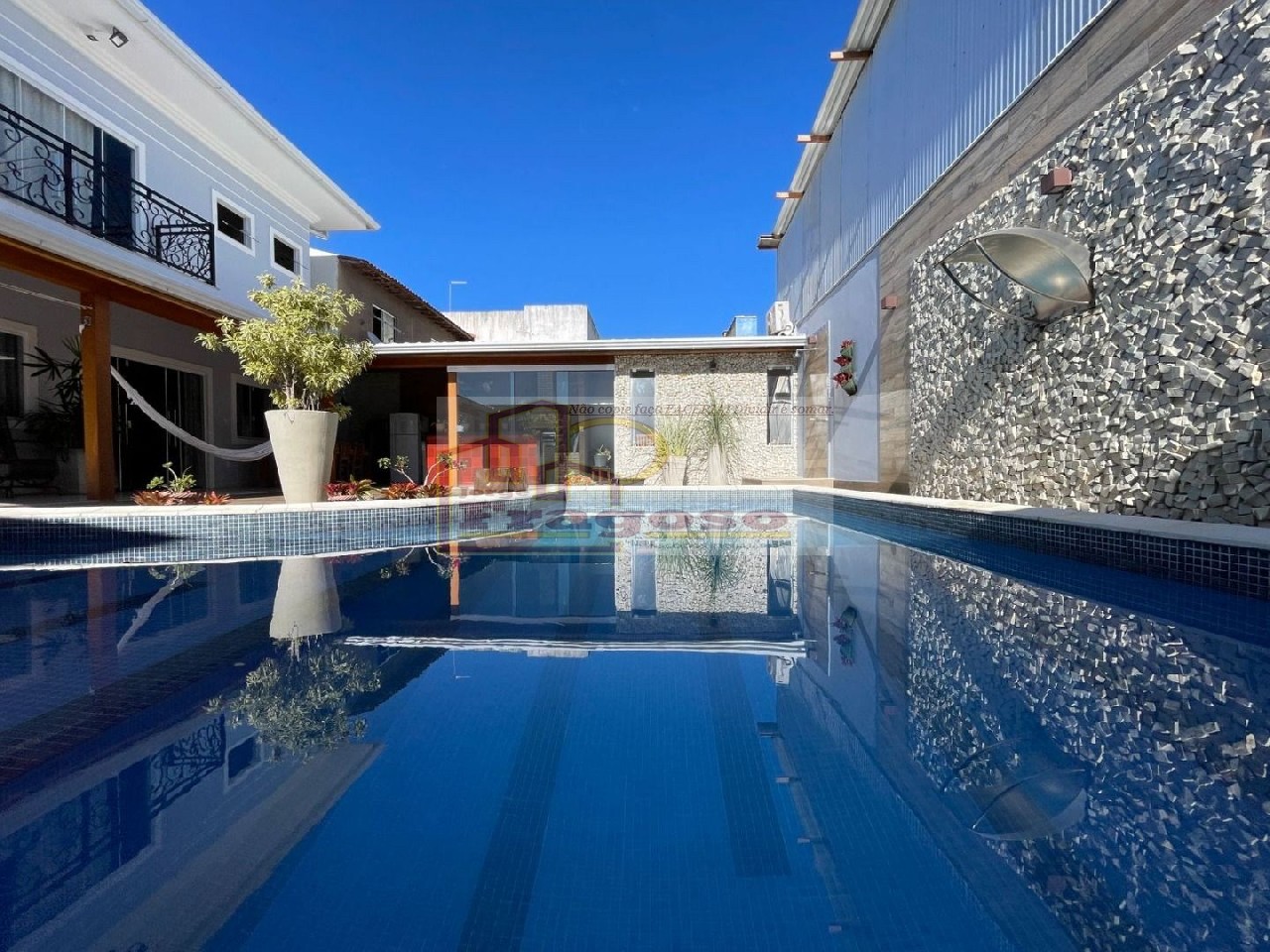 Casa Independente alto padrão à venda em Cabo Frio-RJ, Parque Burle: 5 quartos, 3 suítes, 1 sala, 4 banheiros, 4 vagas de garagem, 350 m²