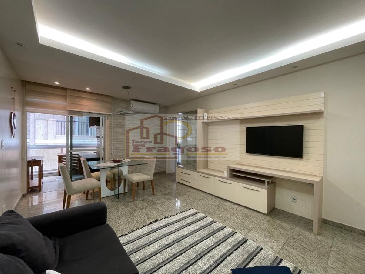Imperdível! Apartamento à venda no Centro de Cabo Frio-RJ com 2 quartos, 1 suíte, sala, 2 banheiros, 1 vaga de garagem e 77m².