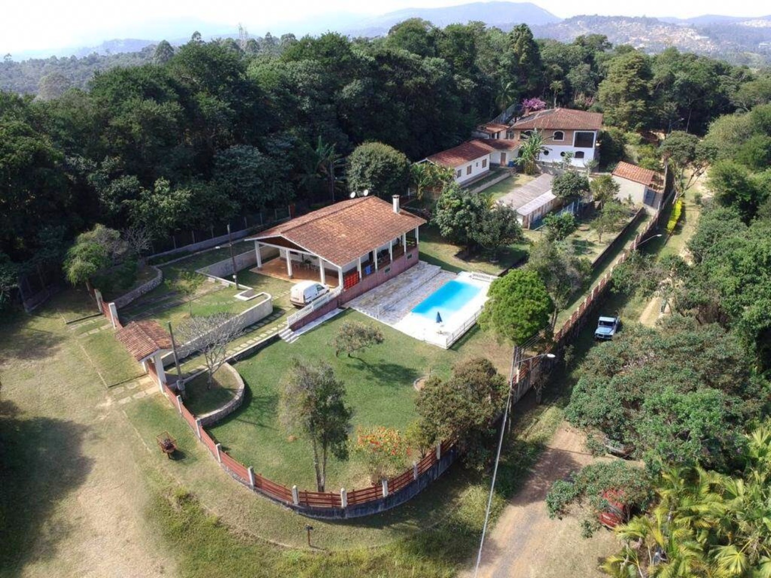 Chácara, 3 quartos, 2170 m² - Foto 1