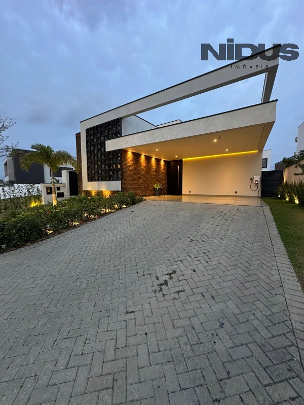 Casa, 3 quartos, 219 m² - Foto 1