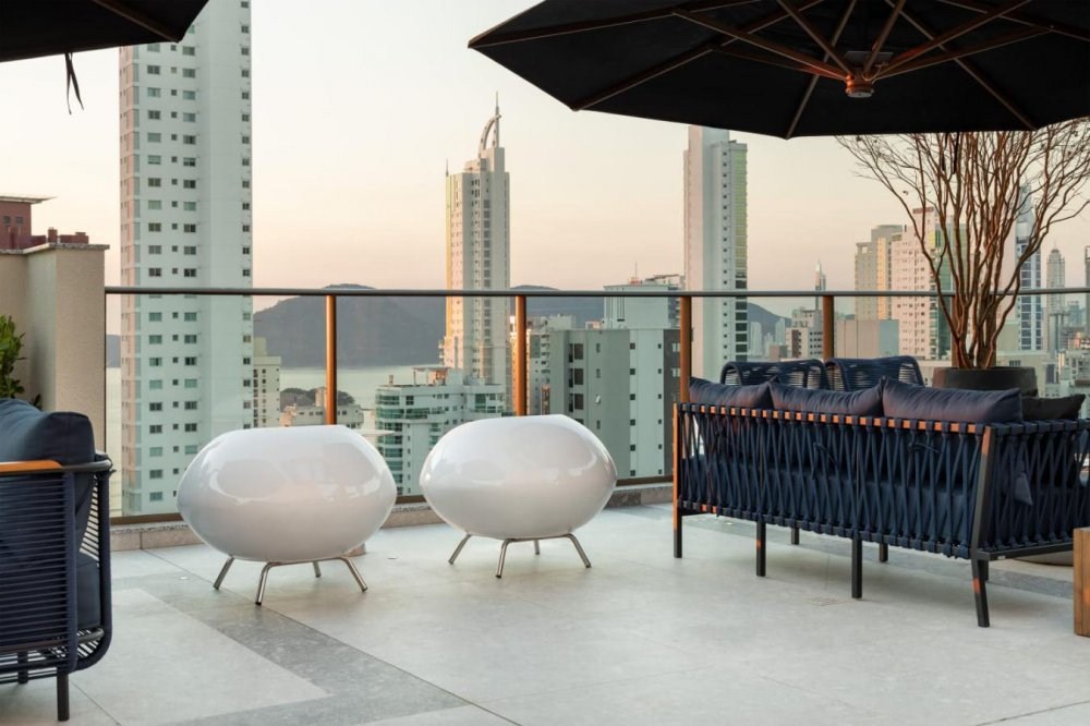 Imperdível Apartamento à Venda no Centro de Balneário Camboriú-SC: 4 Quartos, 4 Suítes, 2 Salas, 5 Banheiros e 138m² de Área.