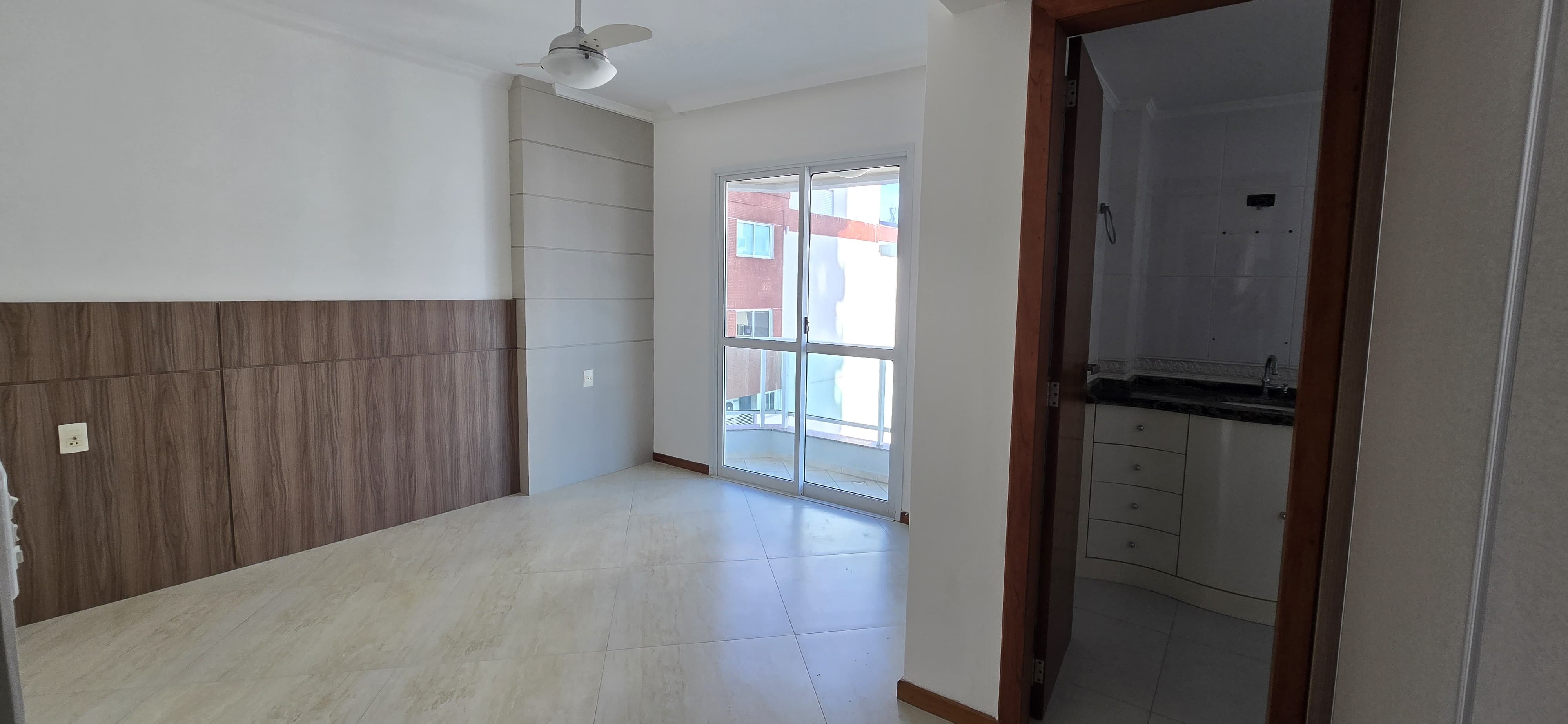 Imperdível! Apartamento à venda no Centro de Balneário Camboriú-SC com 3 quartos, 1 suíte, 2 salas, 2 vagas de garagem.